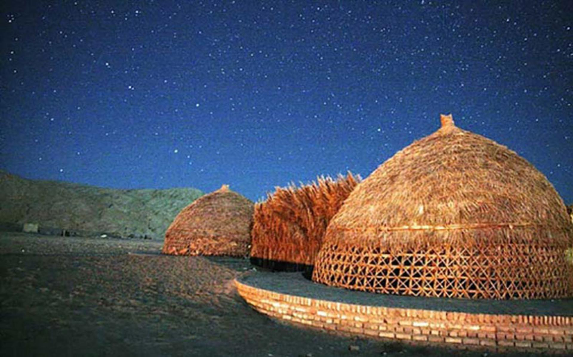 خانه های کمپ کویری شهداد در شب