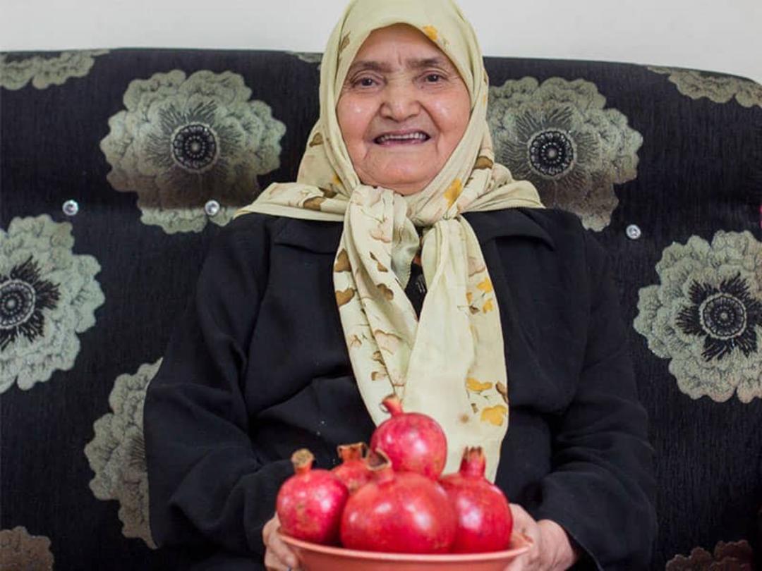 عکس یادگاری مادربزرگ با انار در شب یلدا