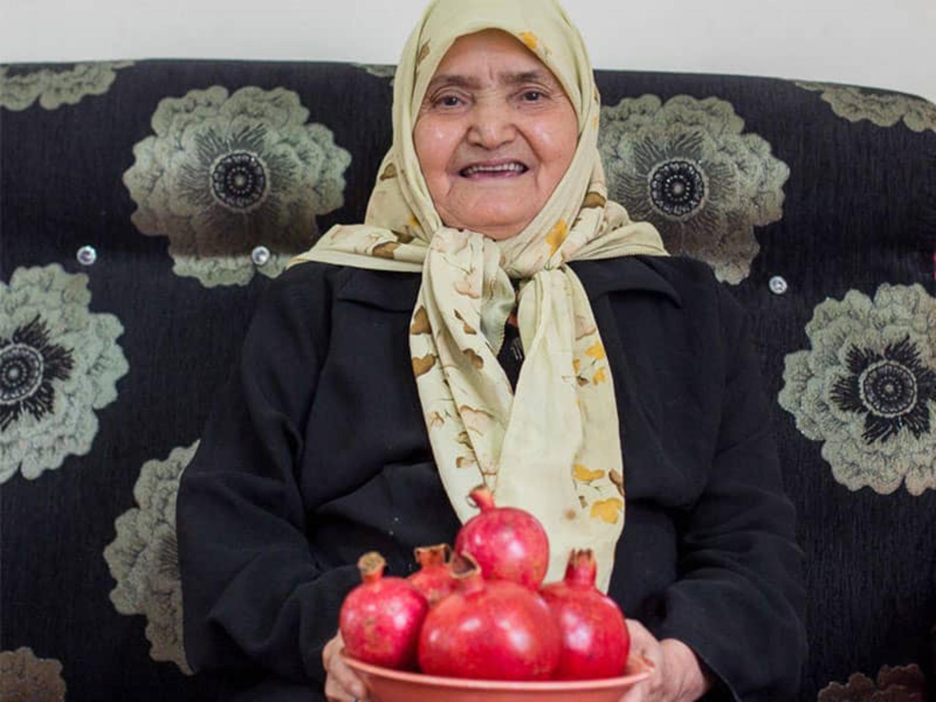 عکس یادگاری مادربزرگ با انار در شب یلدا