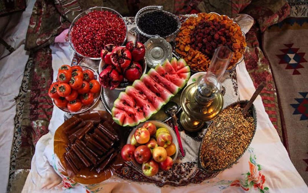 میز تزئین شده با خوراکی های شب یلدا