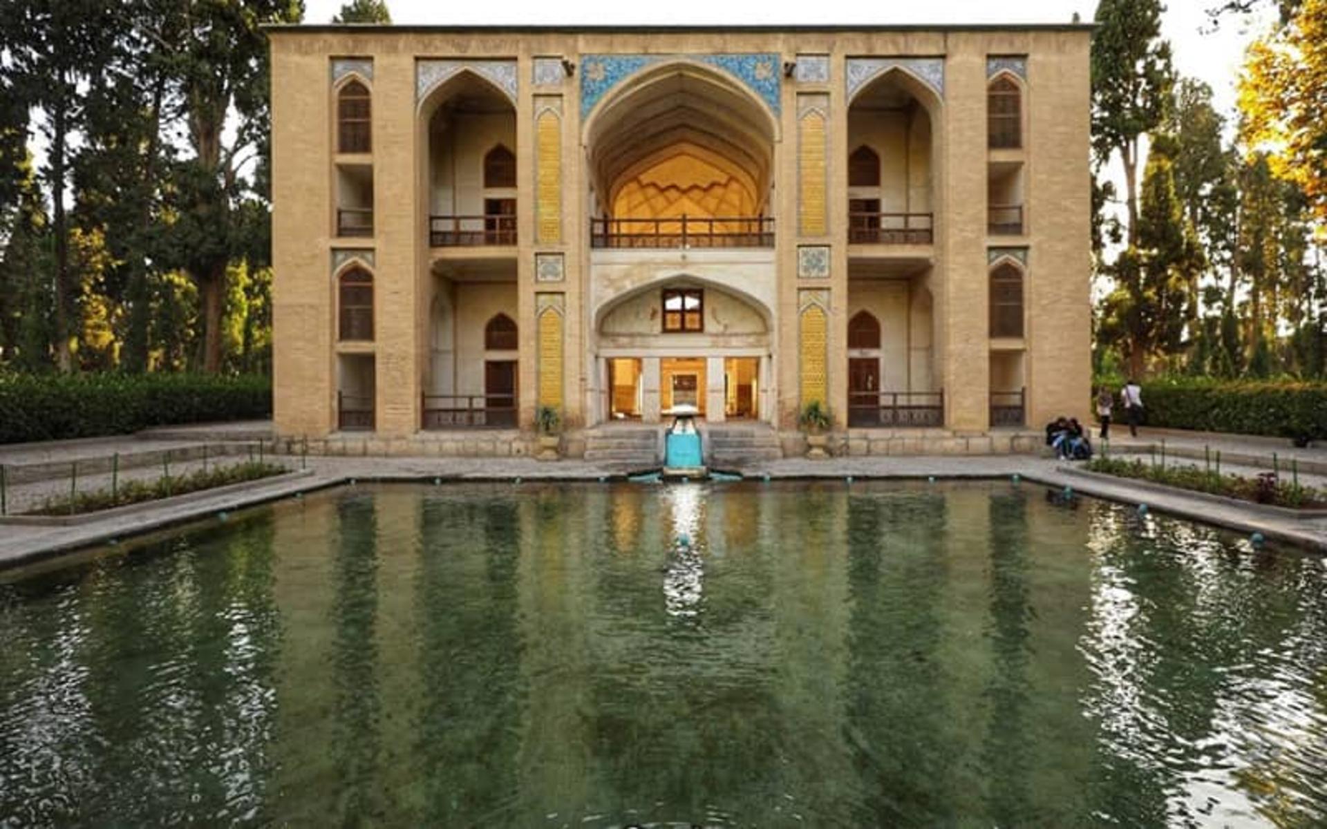 استخری بزرگ در جلوی عمارتی دو طبقه