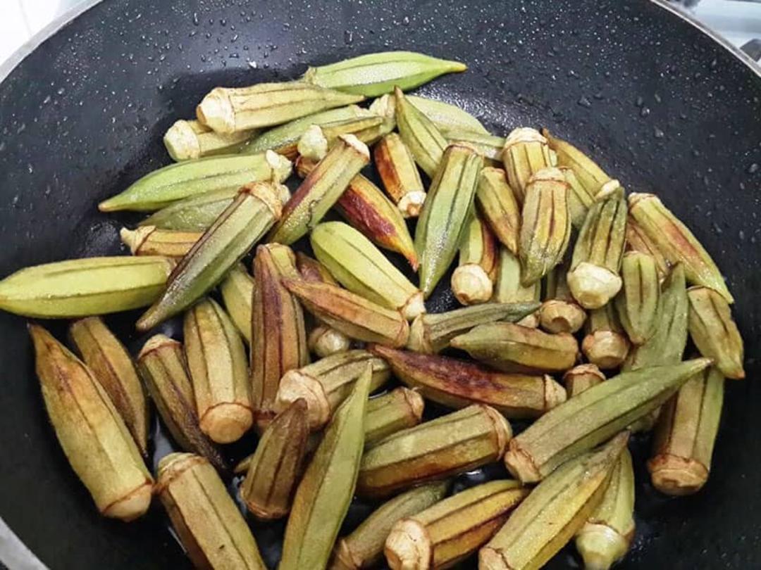 تفت دادن بامیه در تابه