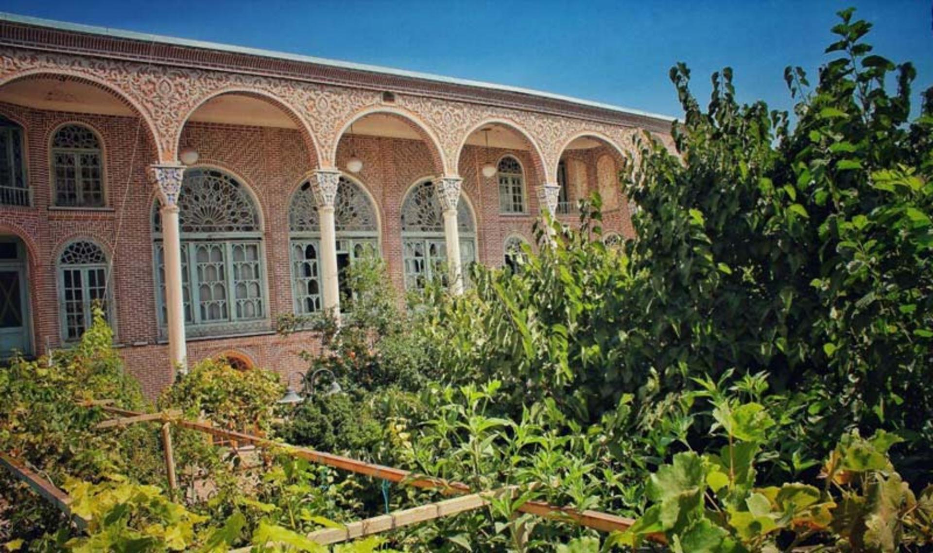 ورودی خانه نیکدل تبریز در میان درختان سرسبز