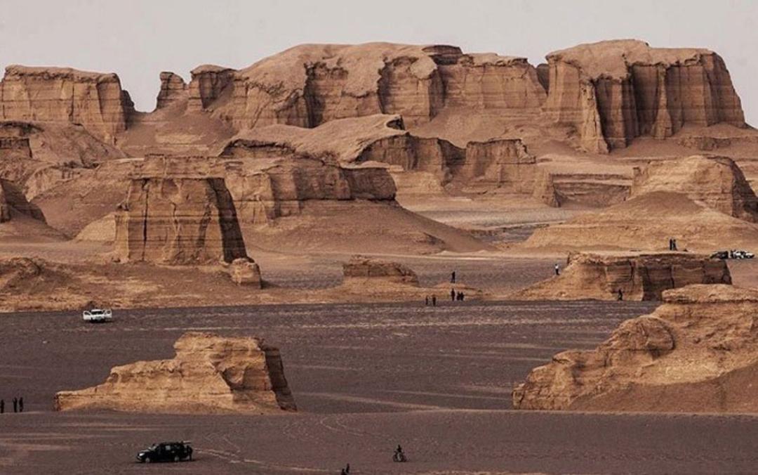 گردشگران در حال بازدید گشت و گذار در شهداد
