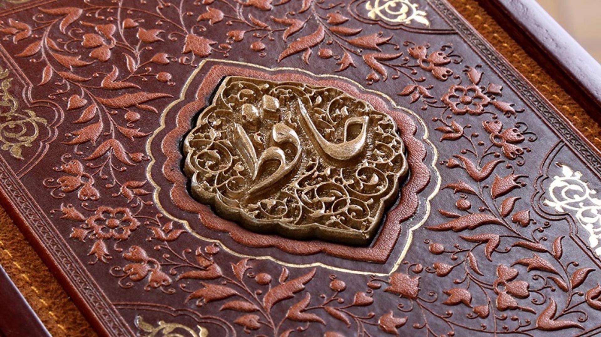 تزئینات چوب کاری روی جلد یک دیوان حافظ نفیس