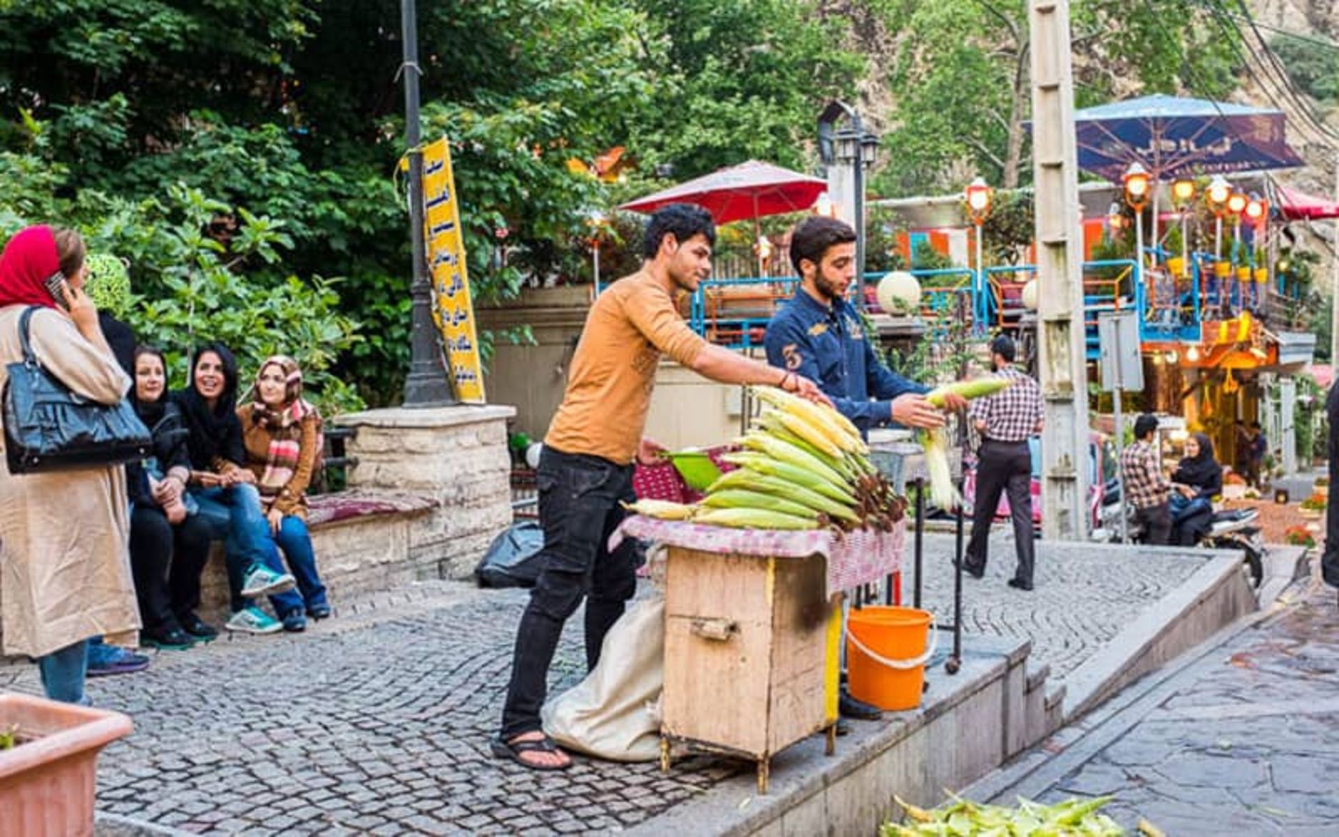 دستفروشی در حال آماده کردند بلال