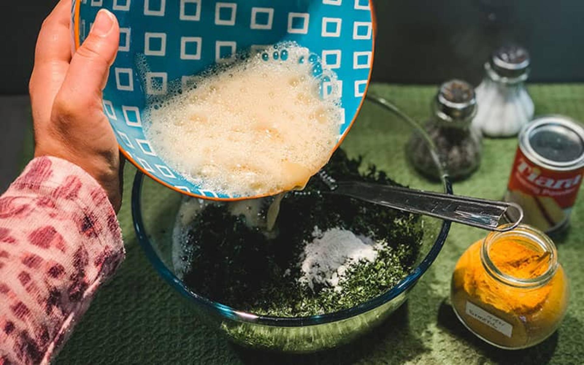 اضافه کردن تخم مرغ به سبزی خردشده