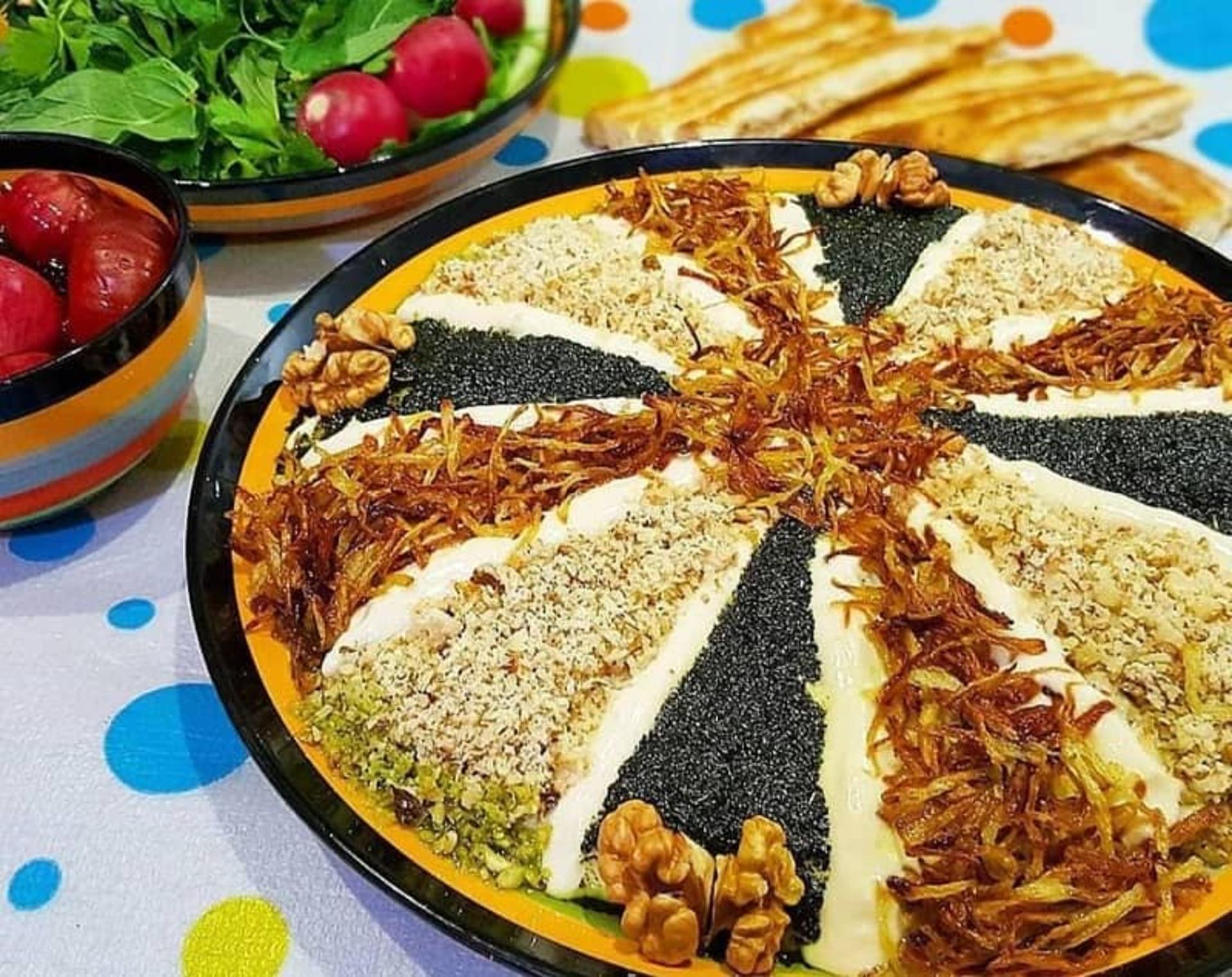  تزئین کشک بادمجان با پیاز داغ و نعنا داغ
