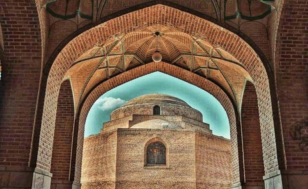نمای گنبد مسجد کبود از داخل رواق مسجد
