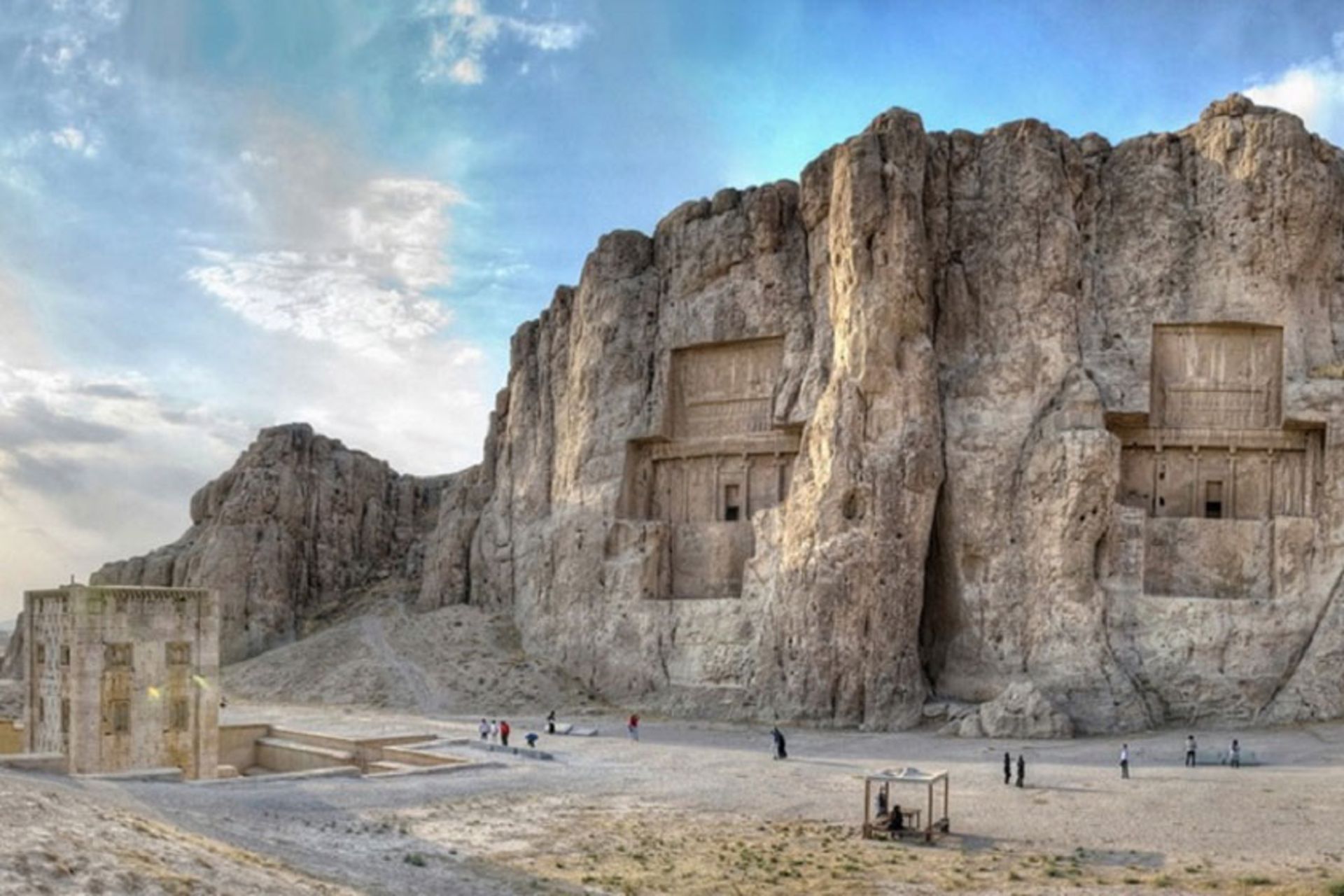 نقش رستم شیراز از نمای بیرونی
