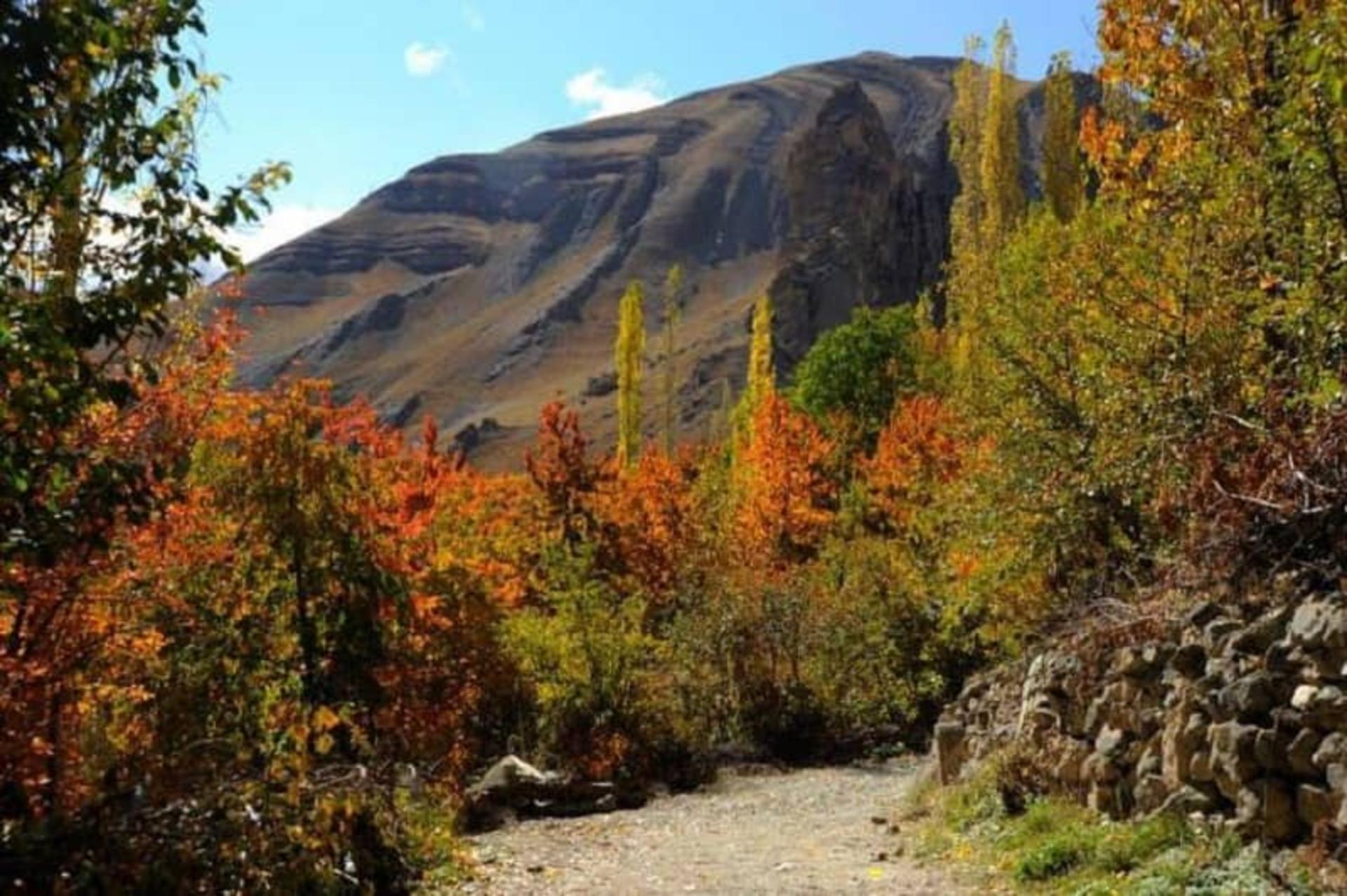 چشم انداز رنگارنگ پاییزی شهرستانک