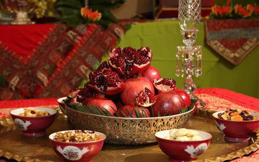سینی انار و کاسه های تنقلات در شب یلدا