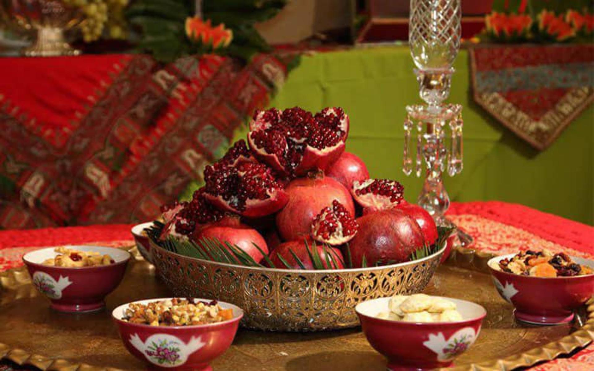 سینی انار و کاسه های تنقلات در شب یلدا