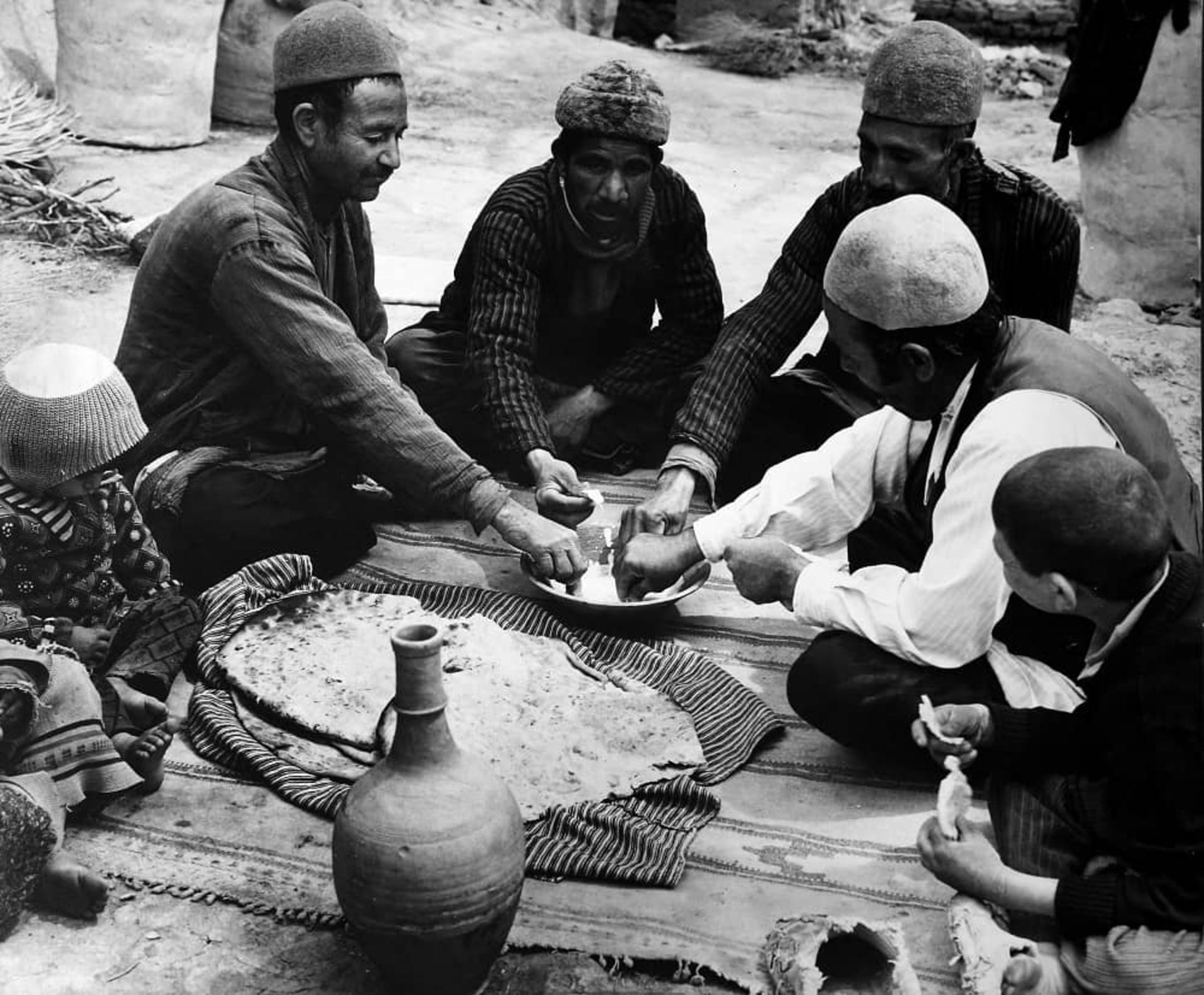 کشاورزان در حال خوردن ناشتایی در باغ موزه نگارستان