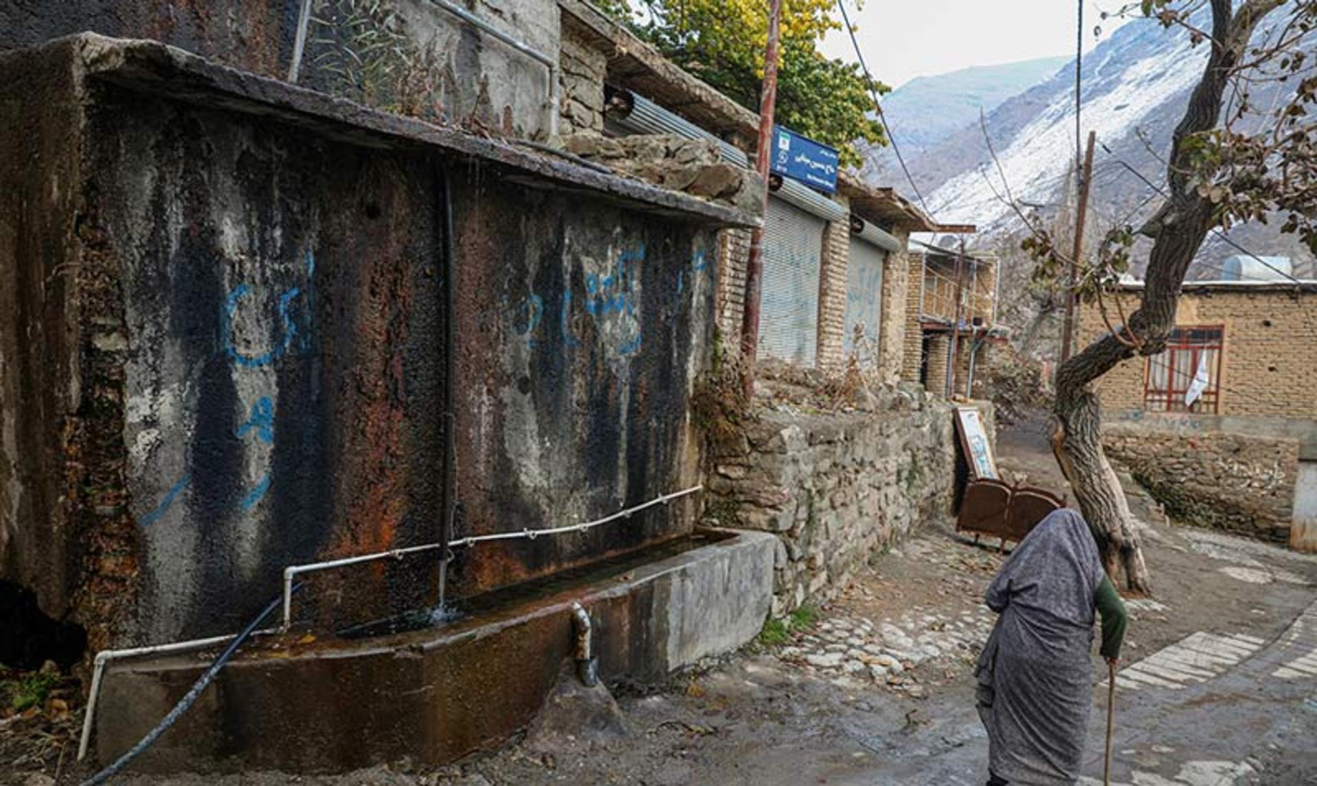 پیرزن رهگذر ساکن روستای وردیج