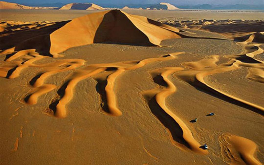 خودرو های سافاری در تپه های ماسه ای