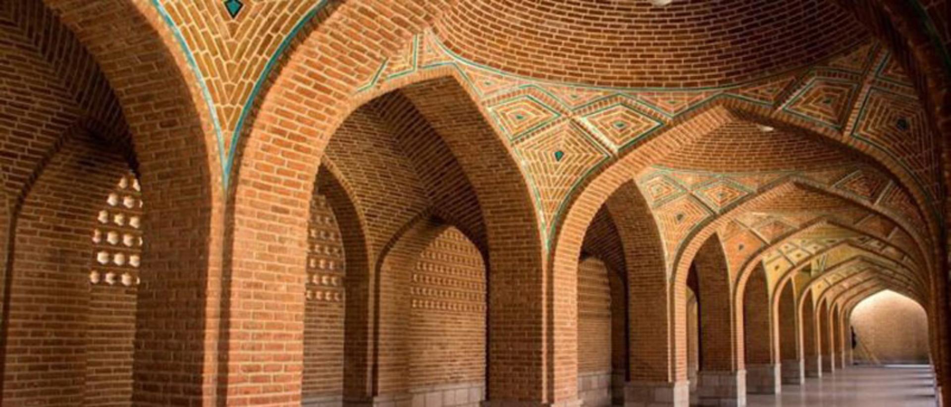 نمایی از آجرکاری و کاشی کاری های داخل مسجد کبود تبریز