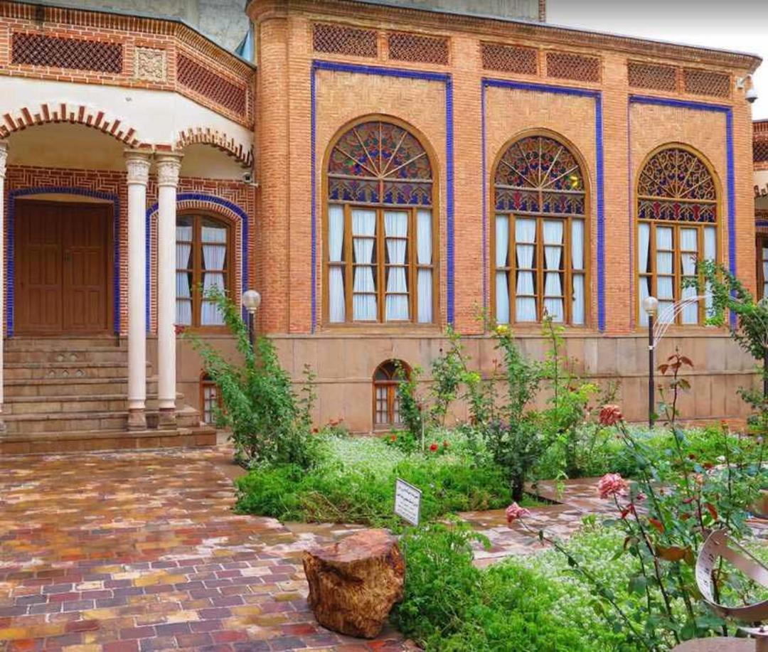 نمایی از ورودی موزه سنجش تبریز در میان باغ زیبا و سرسبز
