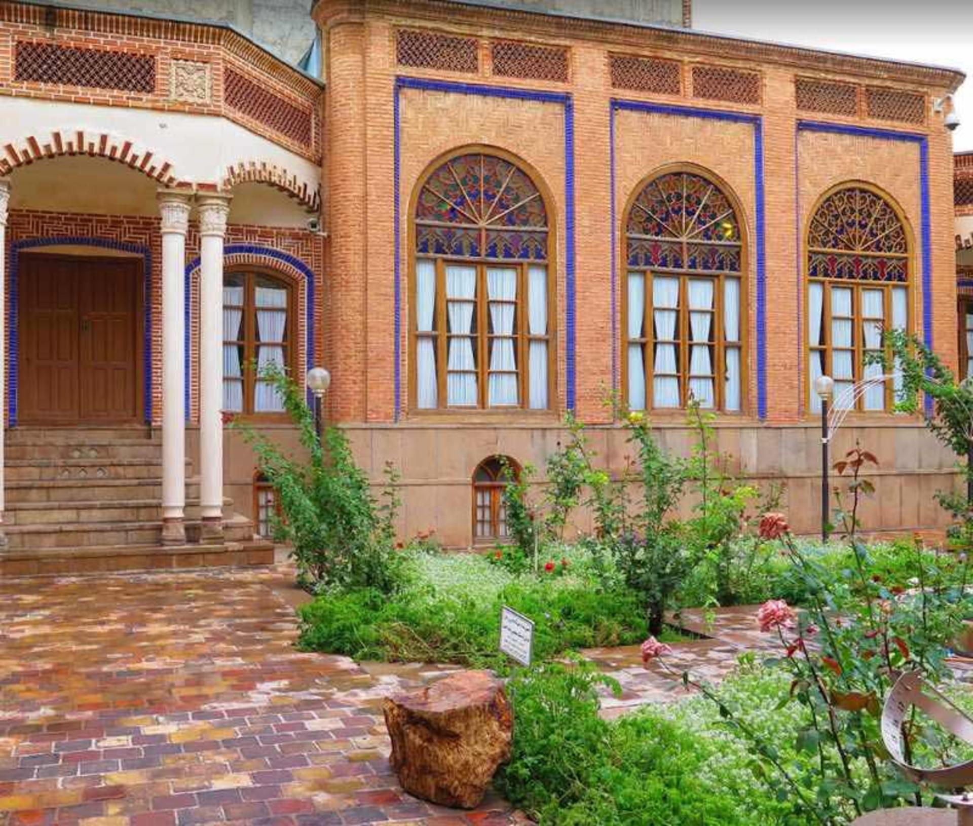 نمایی از ورودی موزه سنجش تبریز در میان باغ زیبا و سرسبز