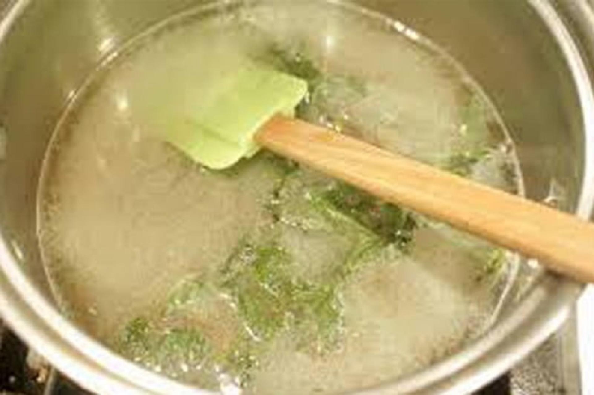 هم زدن نعنا و شیره