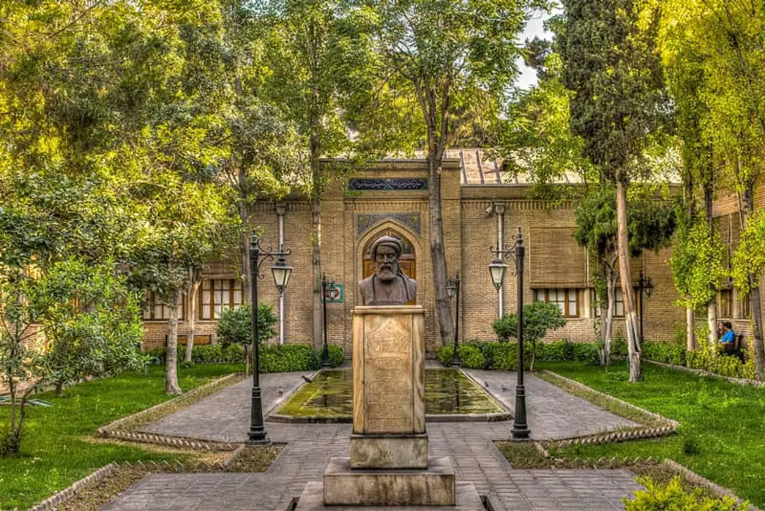 سردیس بزرگان ایران در محوطه باغ نگارستان تهران