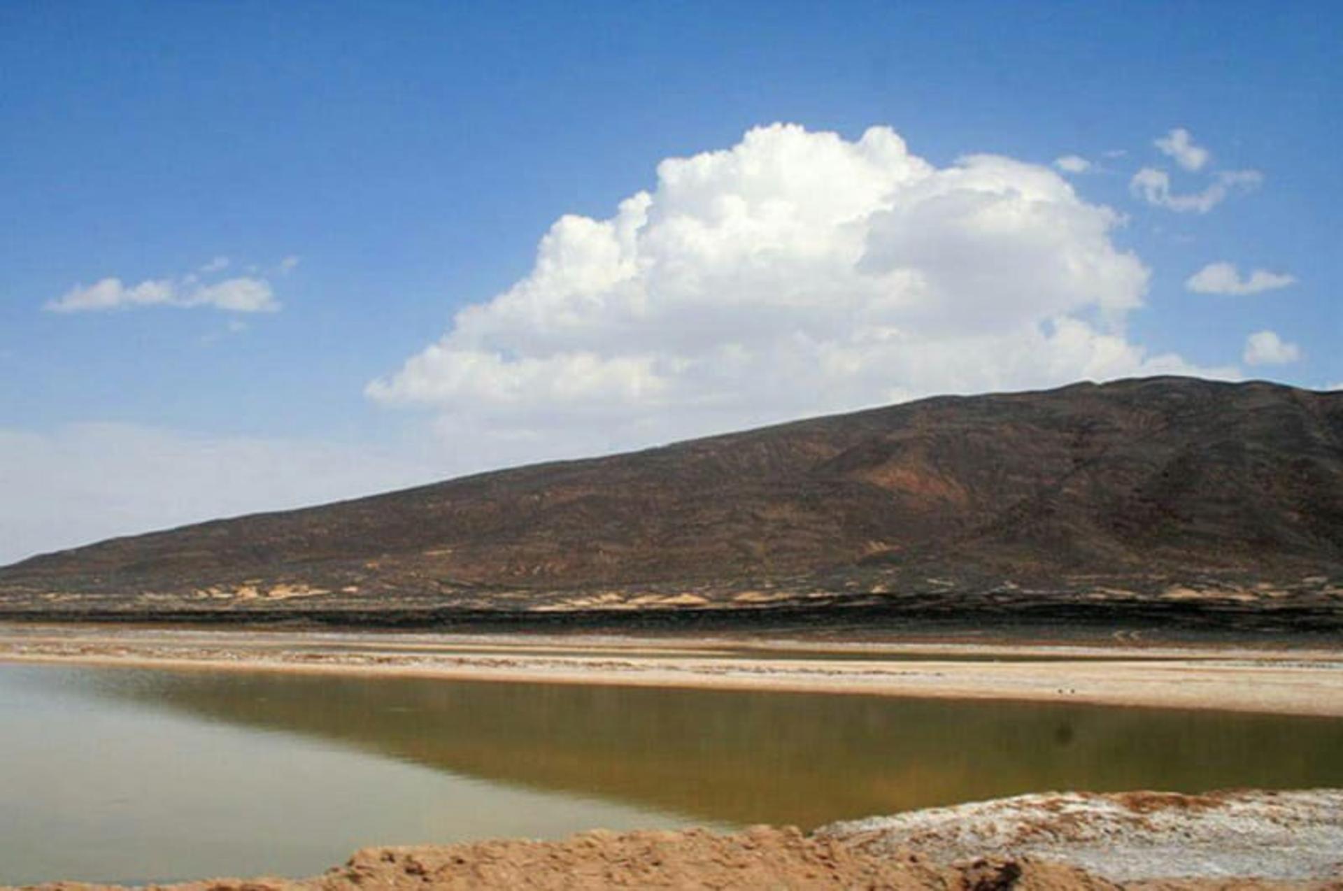 کوه سیاه در کنار تالاب گاو خونی