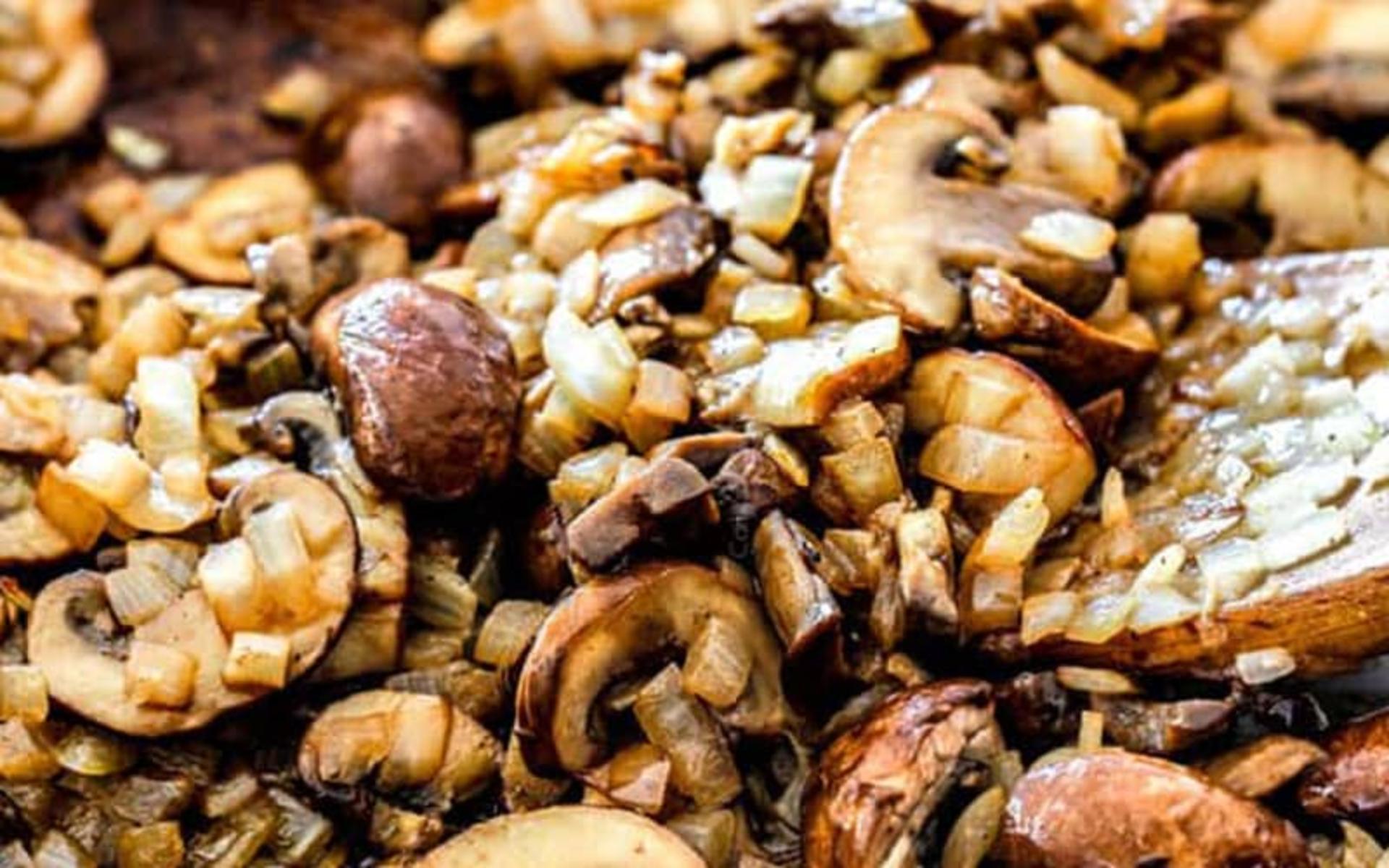 مخلوط پیاز داغ و قارچ سرخ شده