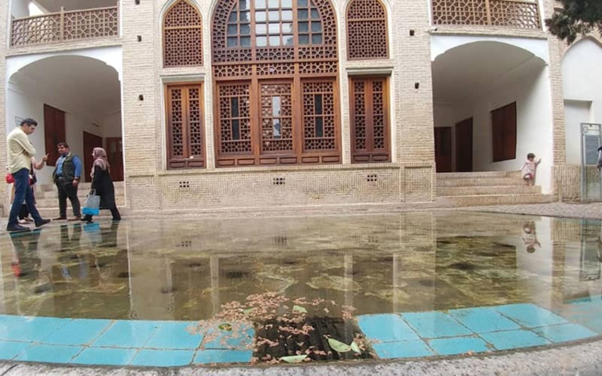 حوض بزرگی در مقابل یک عمارت تاریخی