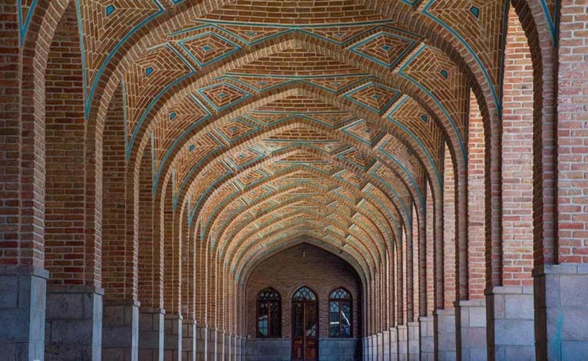 نمایی از داخل صحن مسجد کبود تبریز