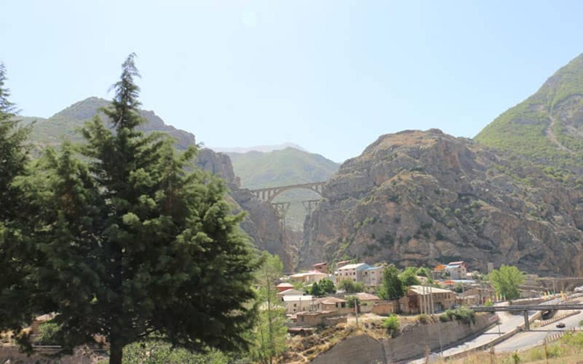 پل ورسک در کنار روستا
