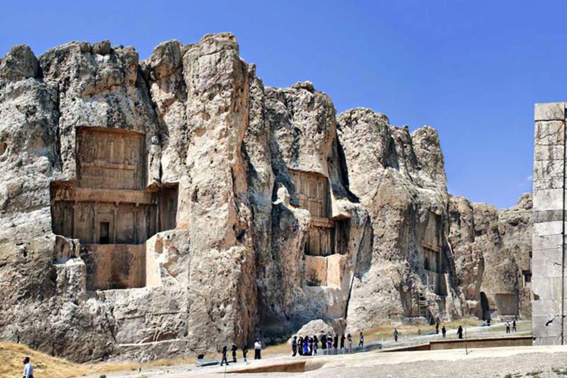آرامگاه های هخامنشی در نقش رستم میان بازدیدکنندگان