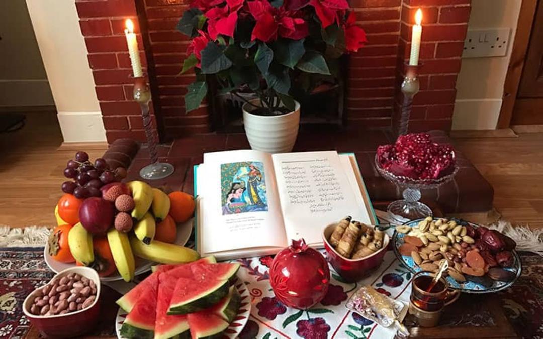 سفره شب یلدا با خوراکی ها و دیوان حافظ