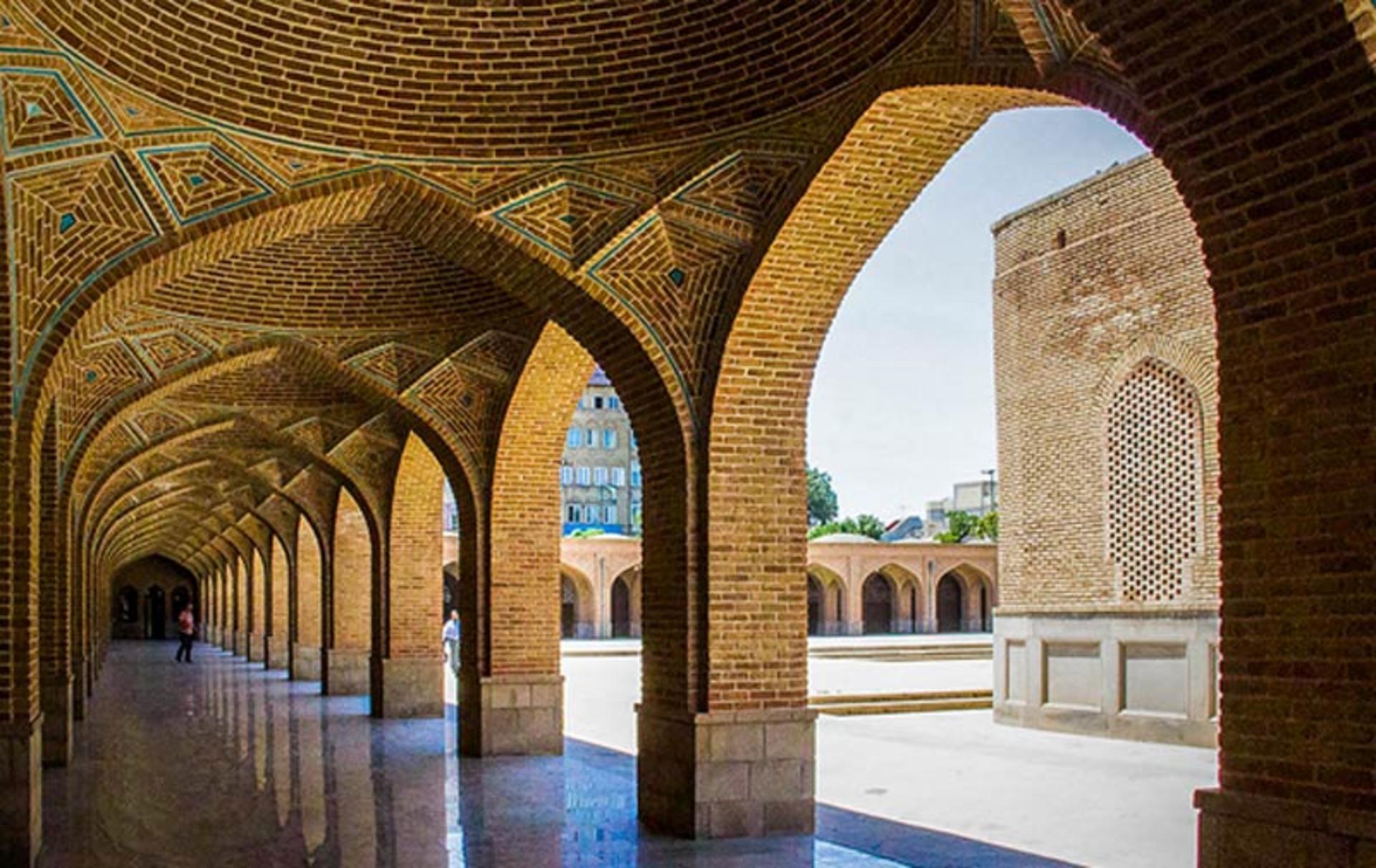 نمایی از داخل صحن مسجد کبود از زیر طاق نماها