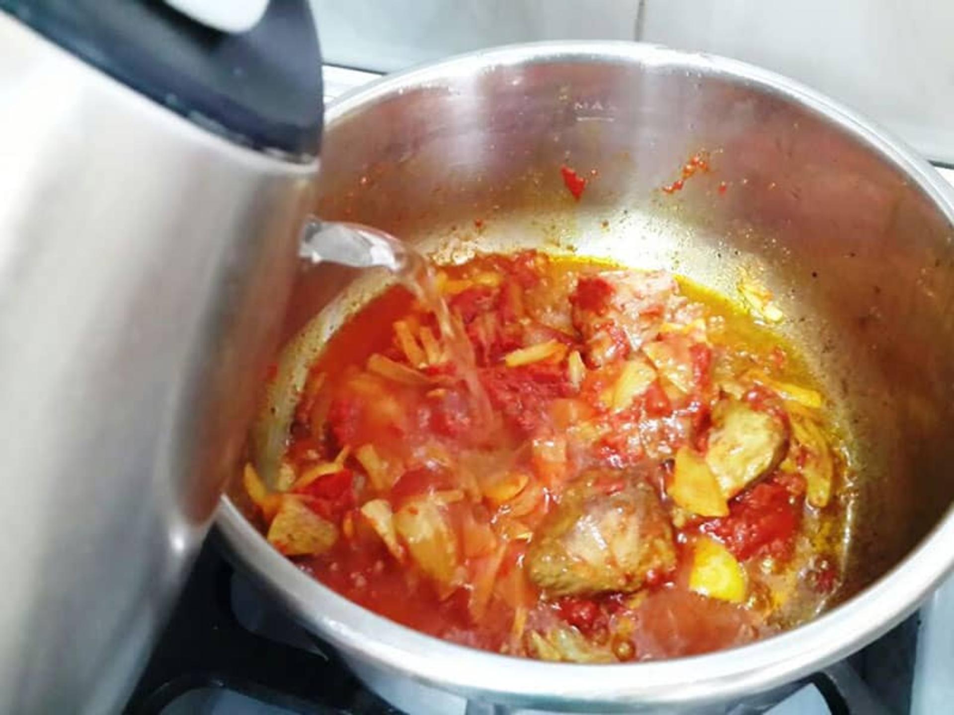 اضافه کردن آب به خورشت