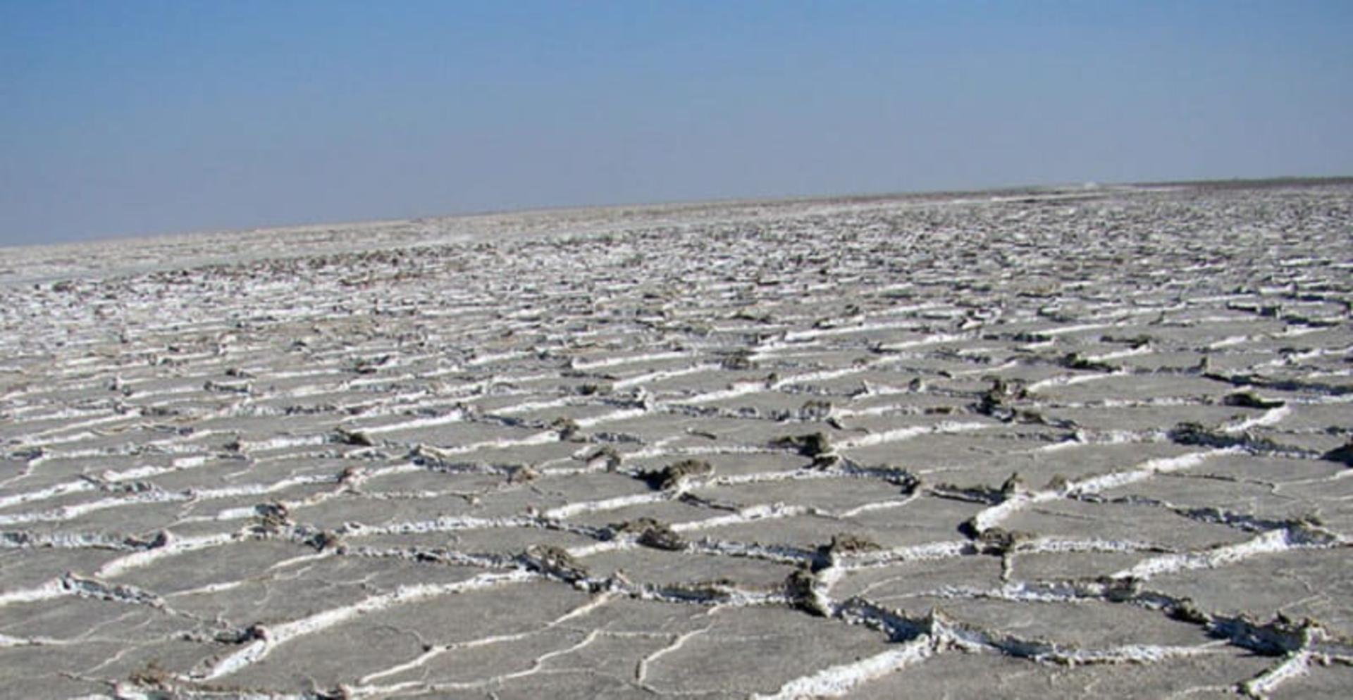 نمایی زیبا از دریاچه نمک خارا