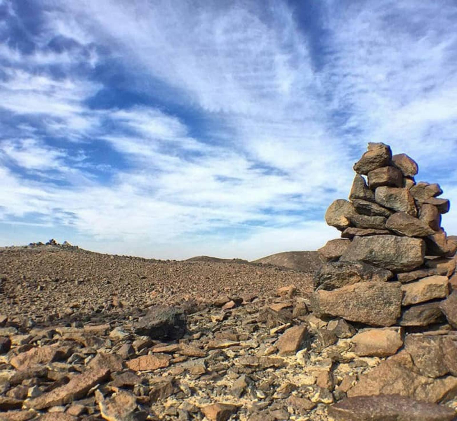 آسمان زیبا بر فراز کوه سیاه