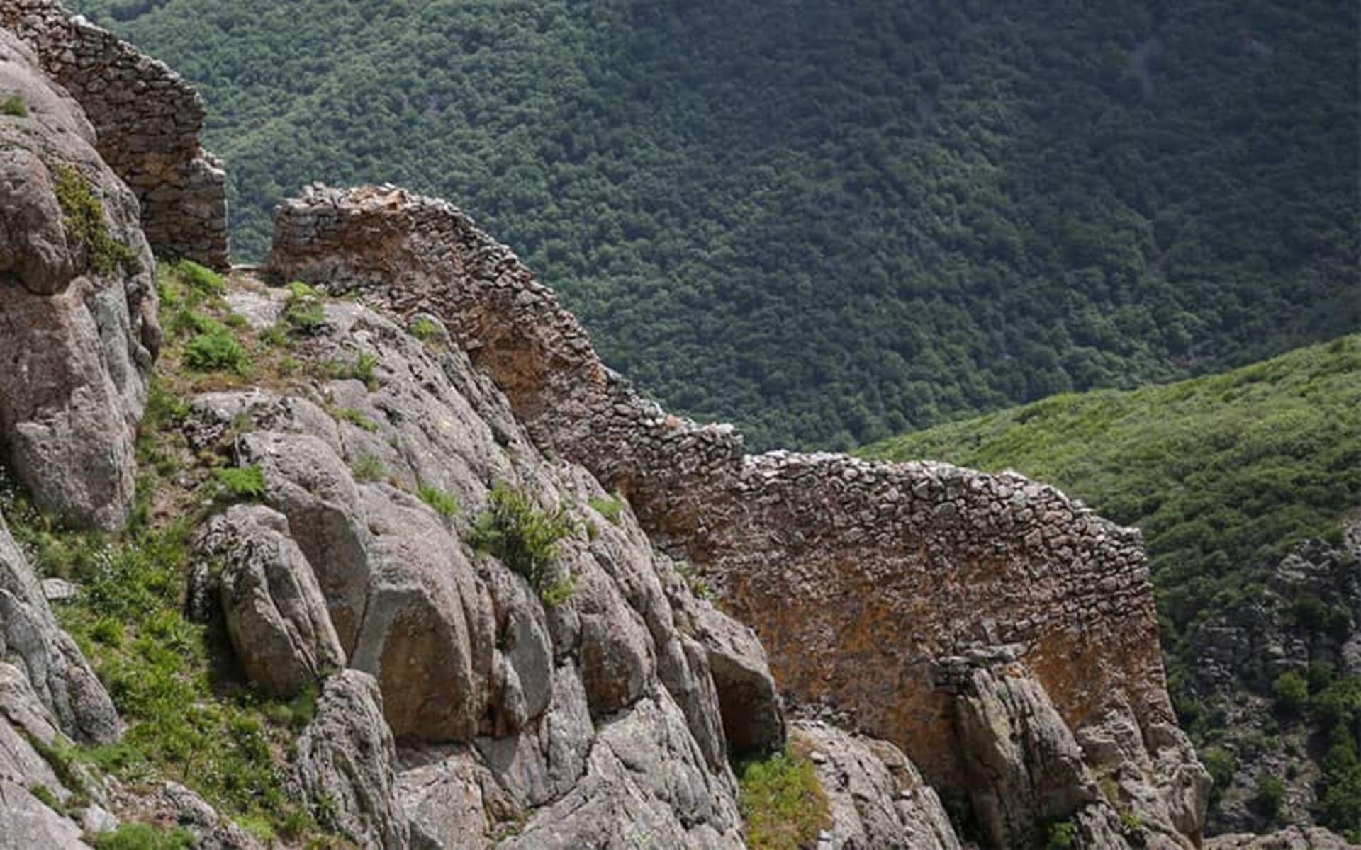 کوهی مرتفع در منطقه ای سرسبز