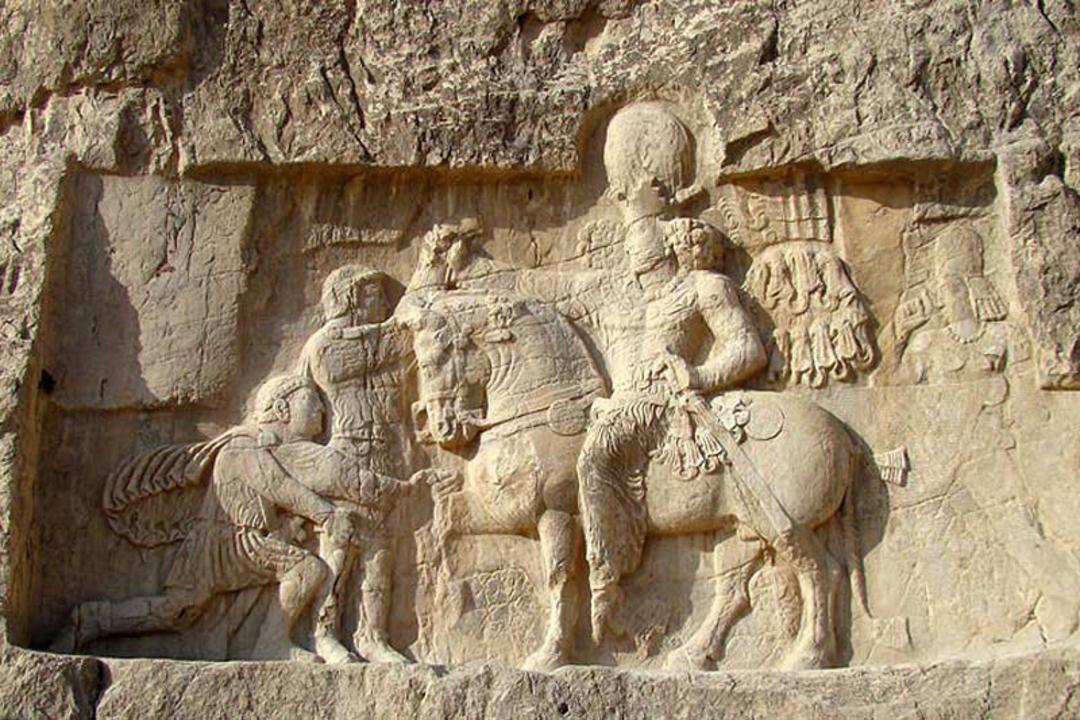 نقش برجسته پیروزی شاپور اول در نقش رستم