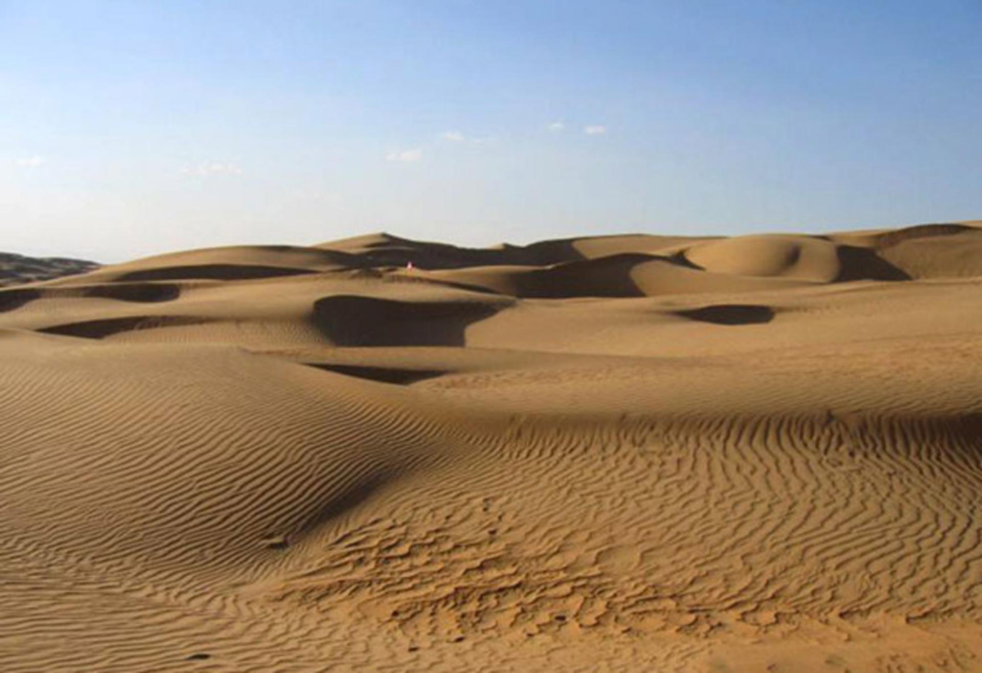ریگزارهای شنی کویر مصر زیر اسمان ابی