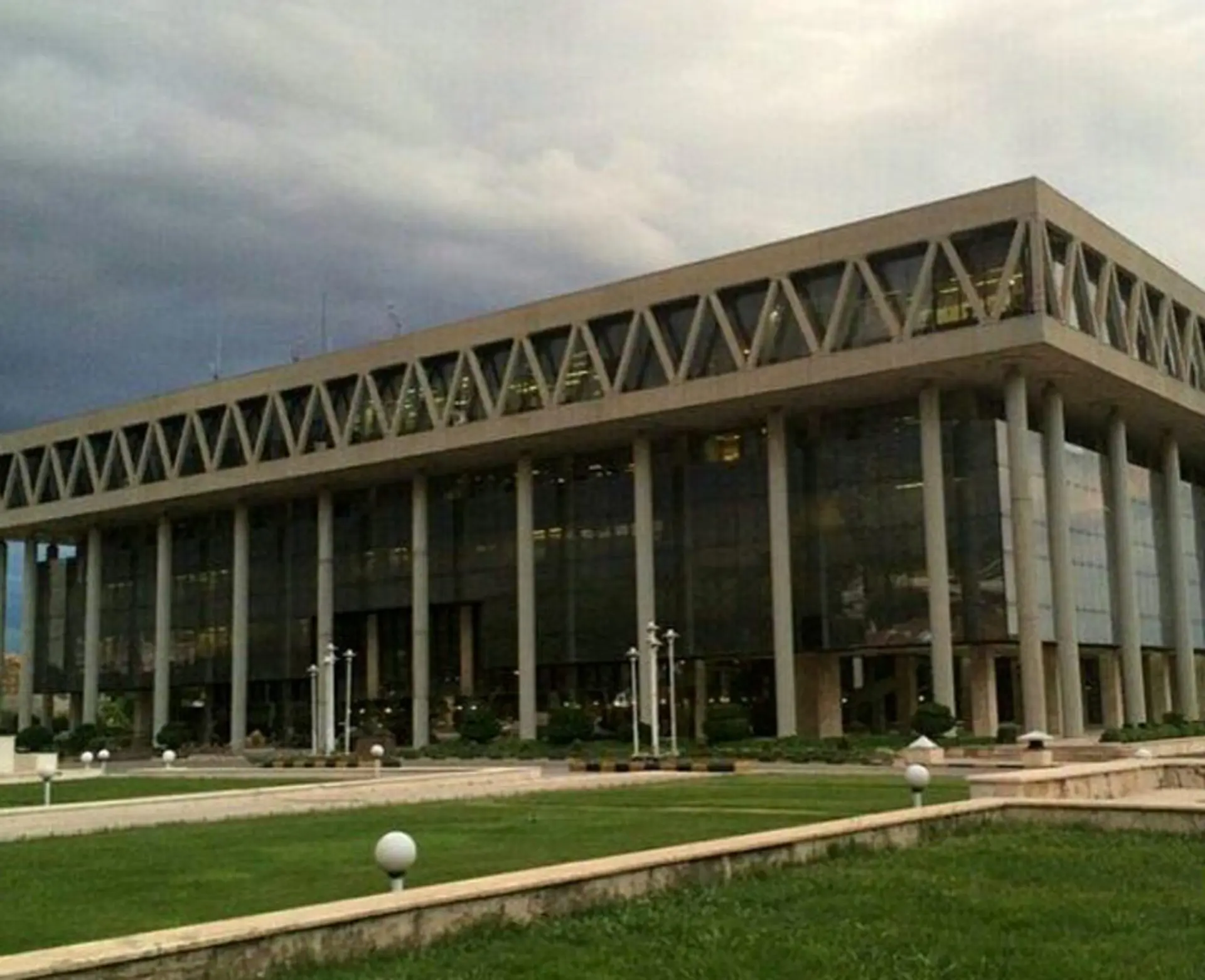 ساختمان صدا و سیما در خیابان ولیعصر