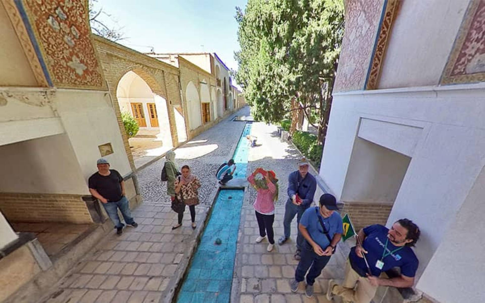 گردشگران خارجی در کنار جوی آب باغ فین