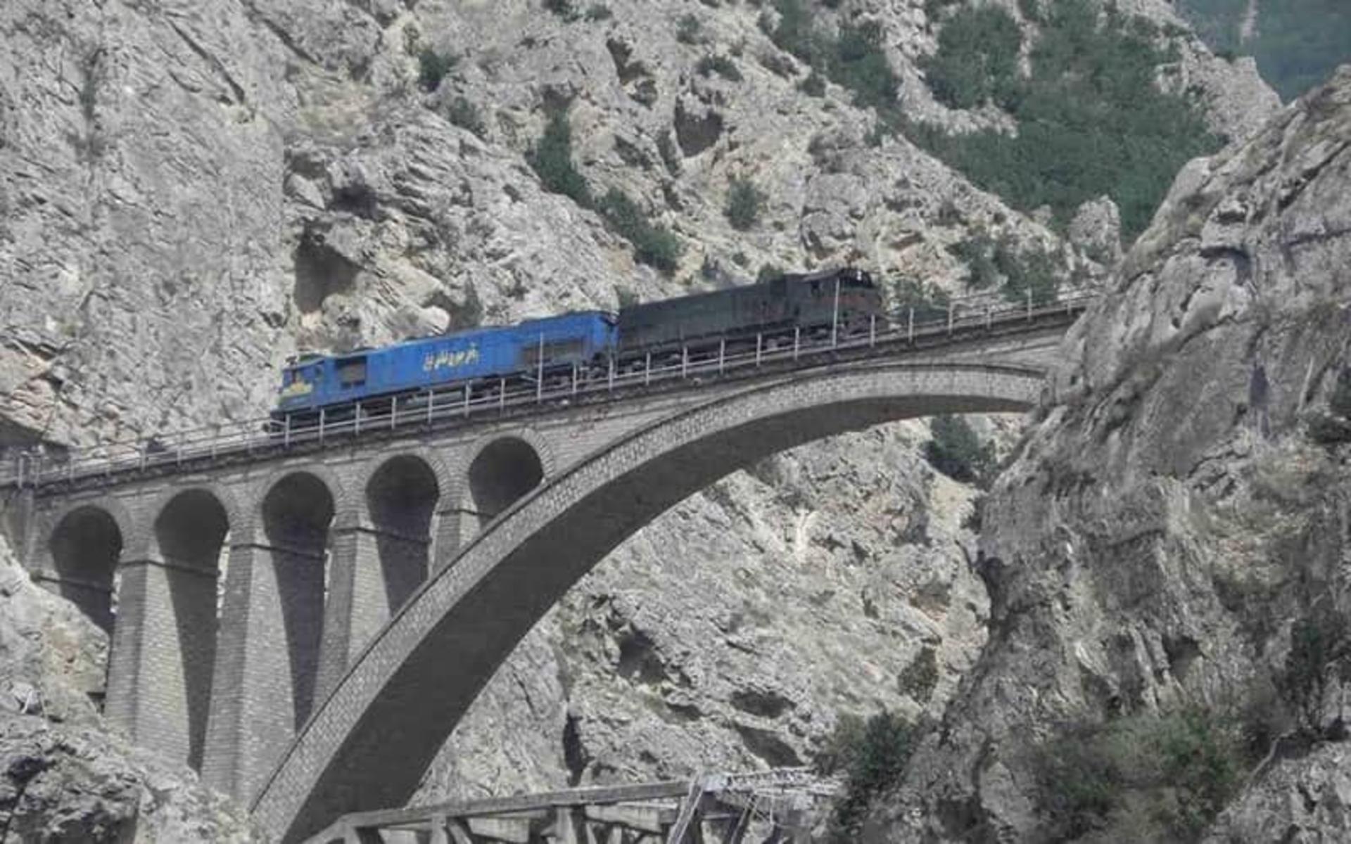 عبور قطار از روی پل ورسک