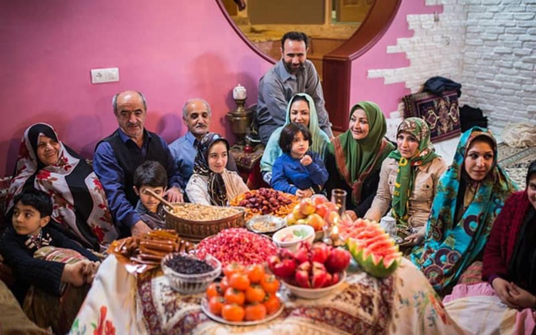 خانواده ها دور سفره یلدا