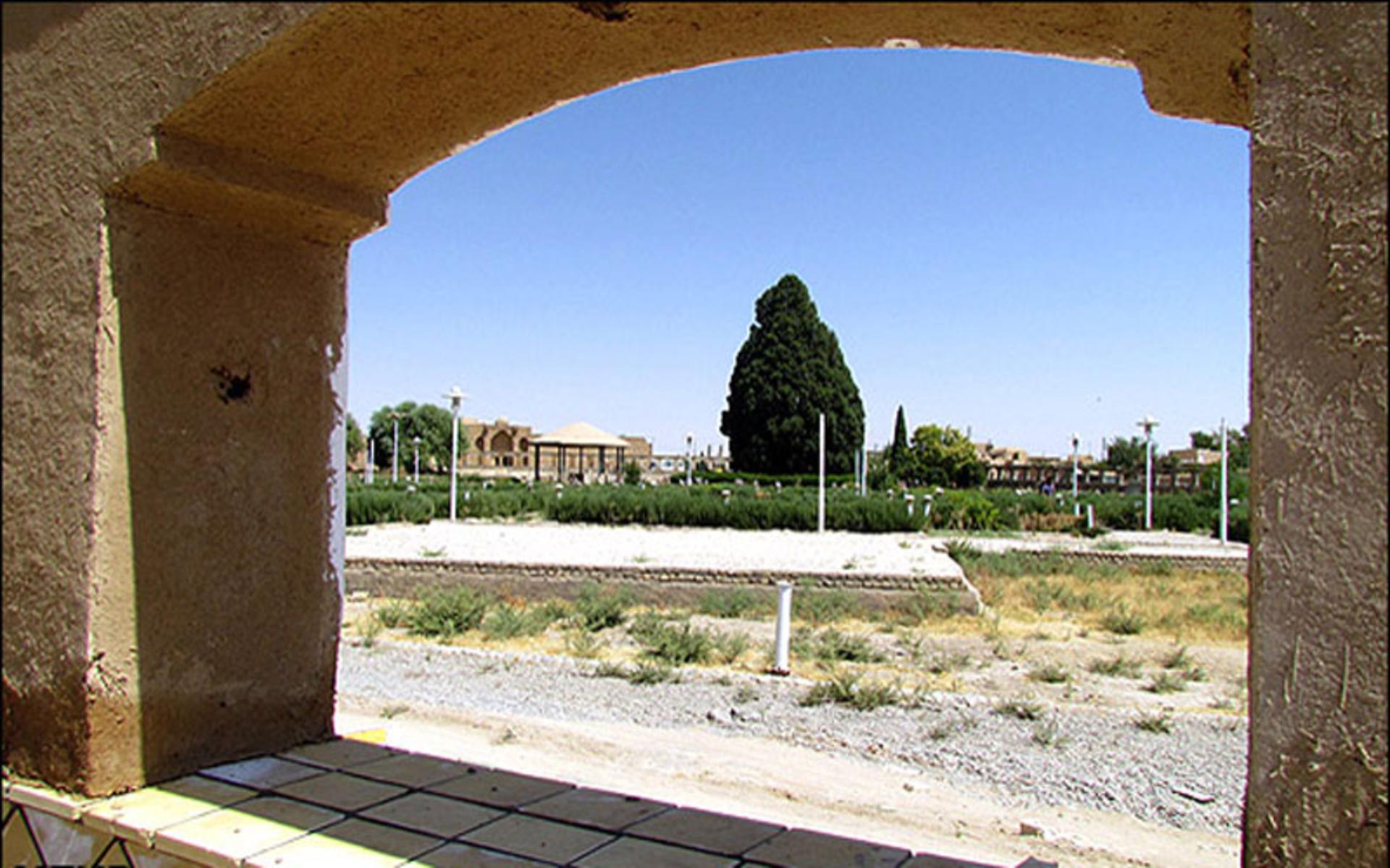 ورودی میدان امام حسین به سمت سرو ابرکوه