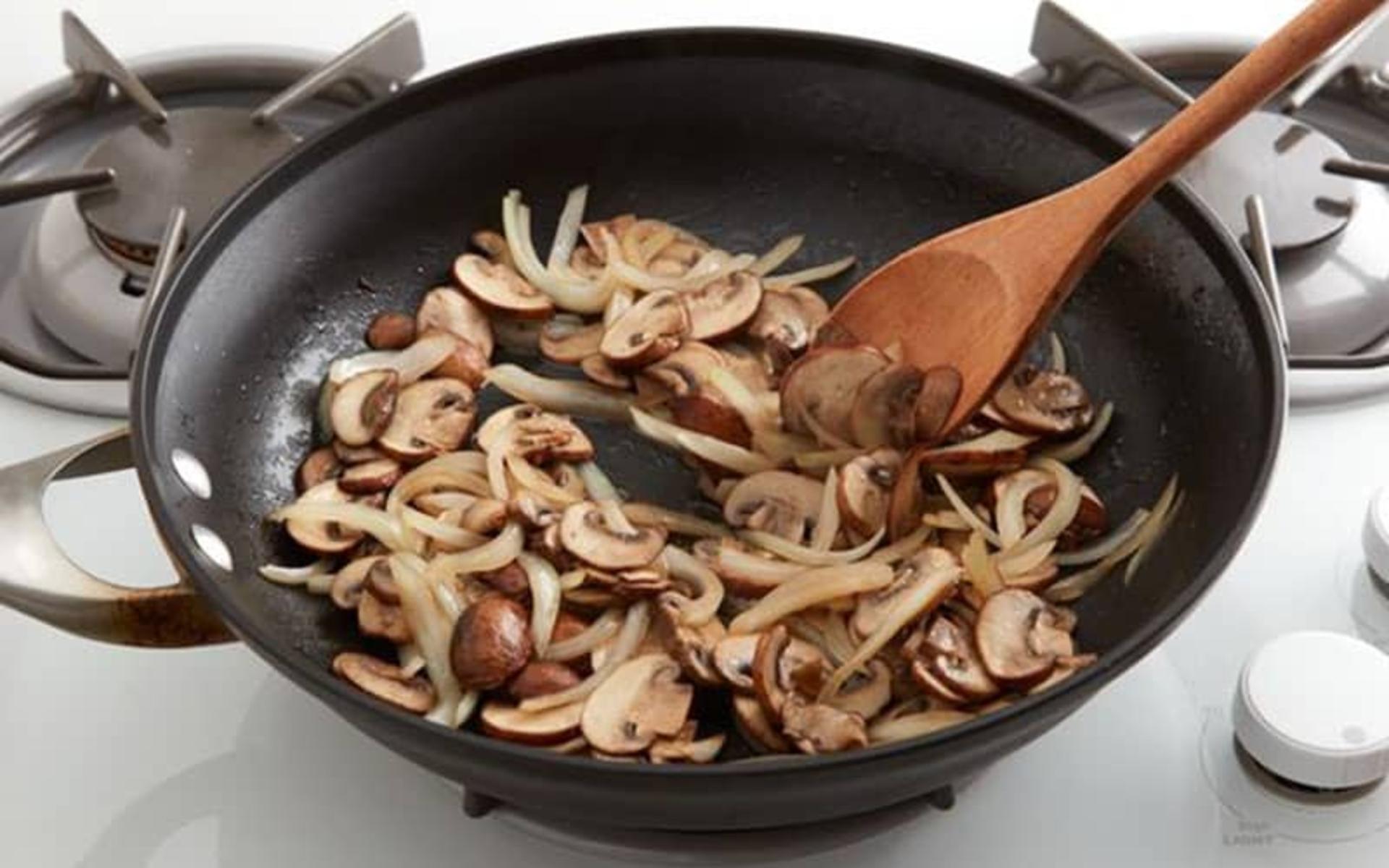 تفت دادن پیاز و قارچ