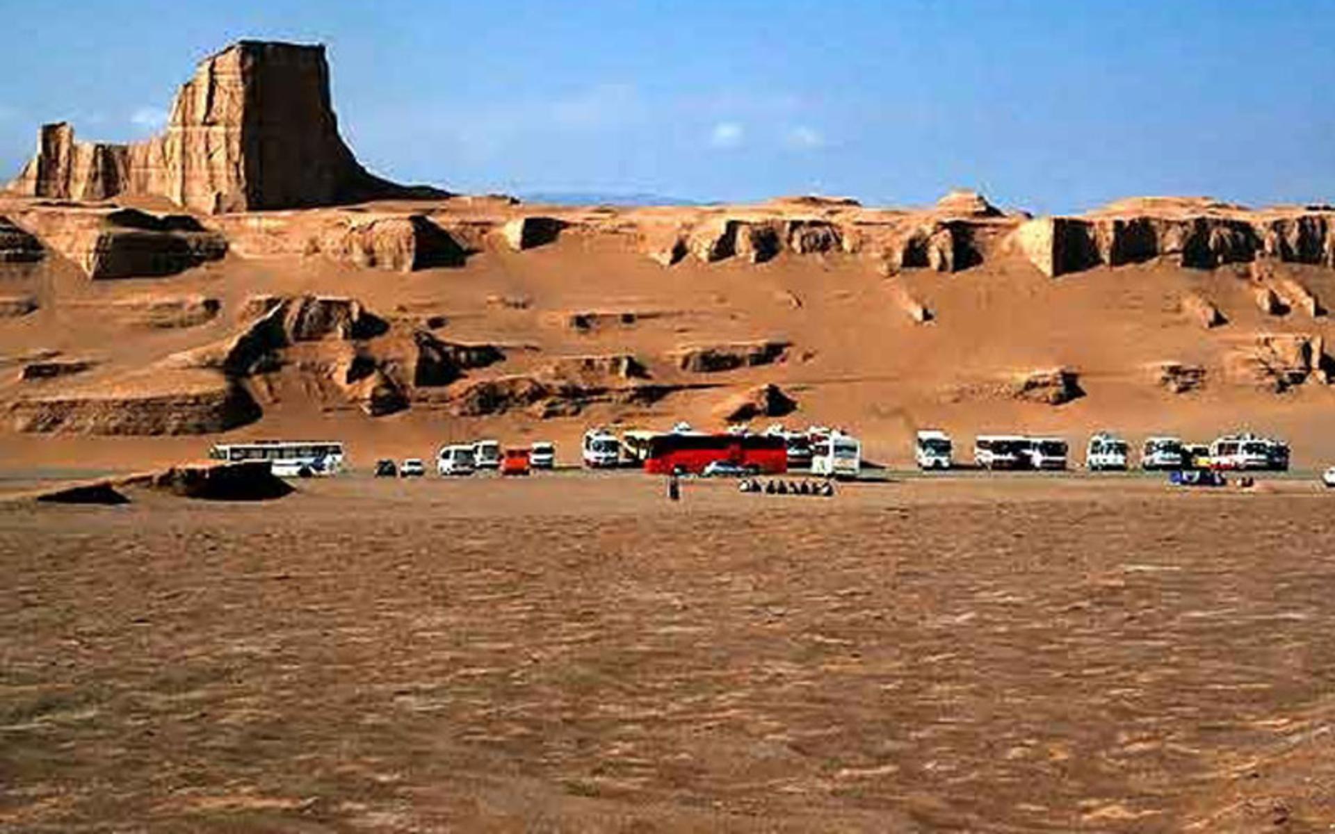 کمپ کویرگردی و گردشگران لوت