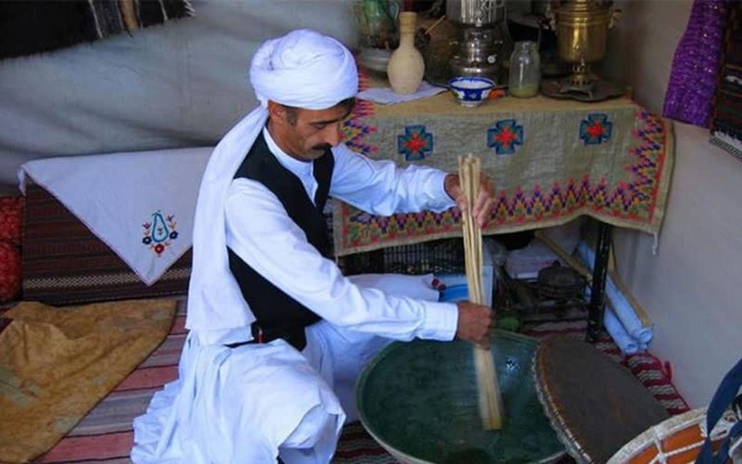 سنت خیساندن ریشه چوبک برای شب یلدا در خراسان