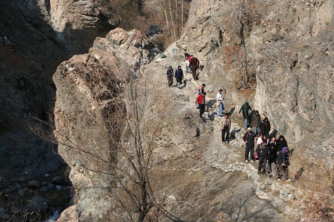 کوهنوردی افراد در درکه