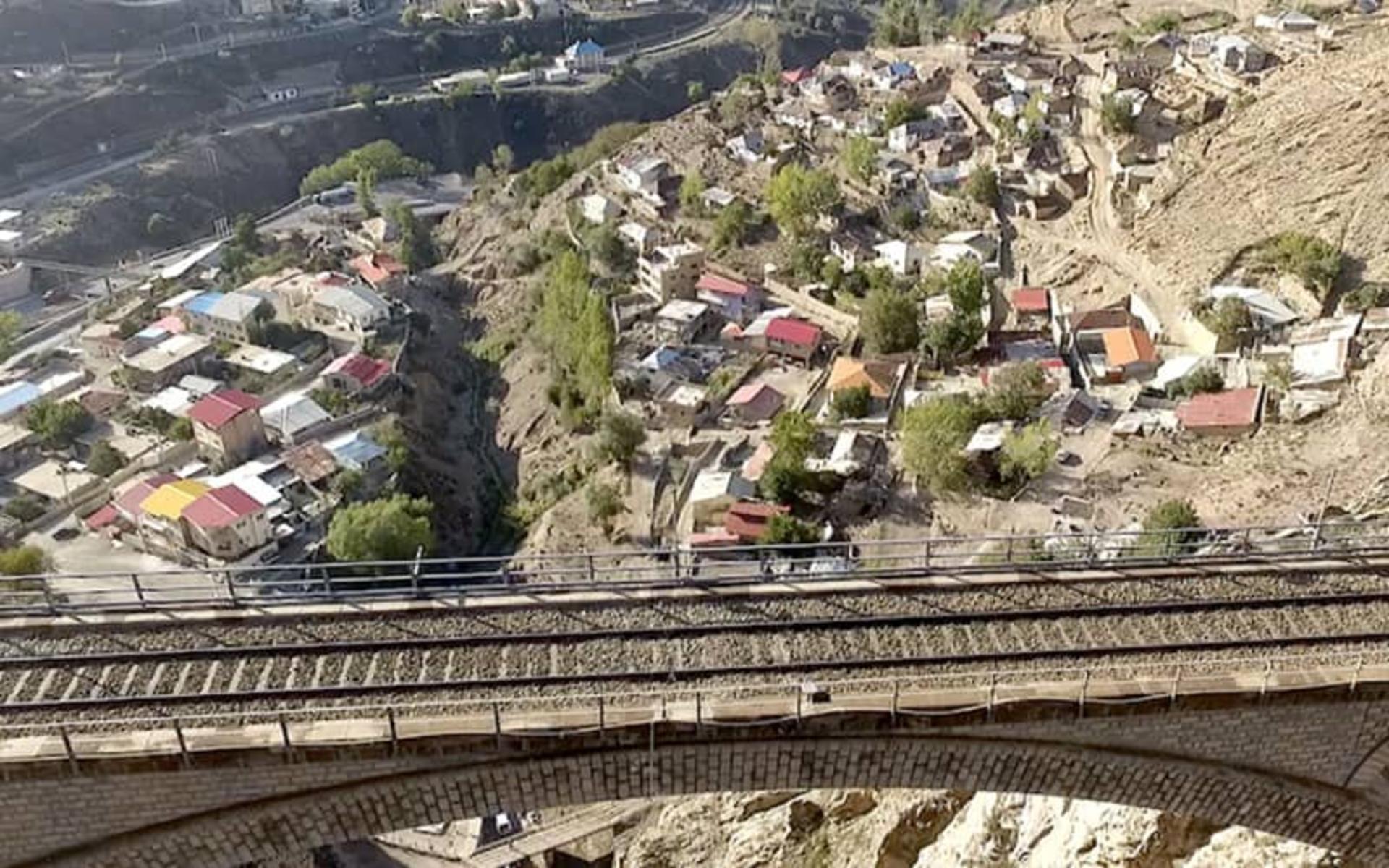تصویر بالای پل ورسک با چشم انداز روستا