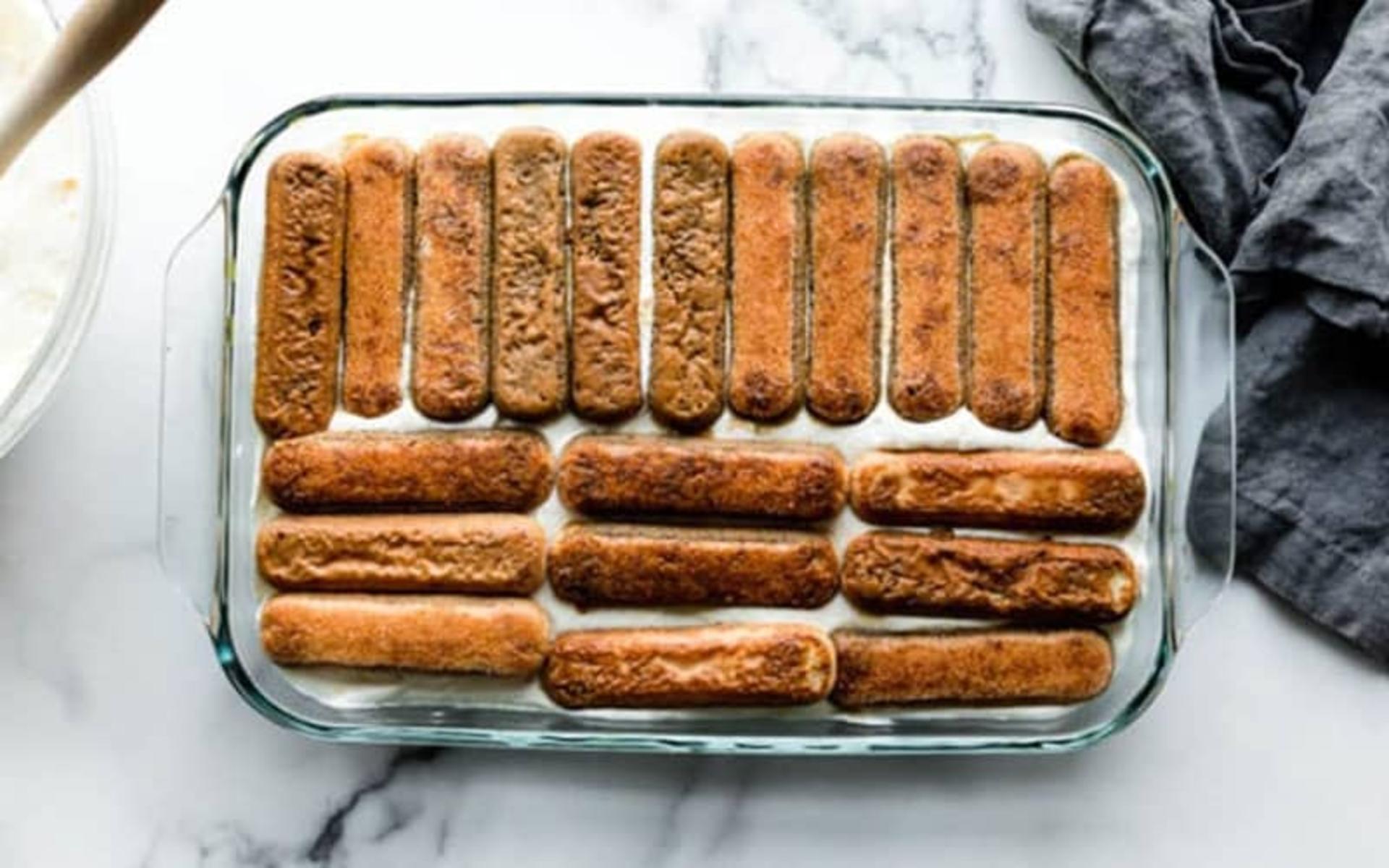 چیدن لیدی فینگر ته ظرف